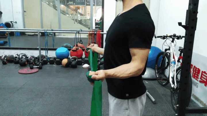 几个动作练掉含胸驼背虎背熊腰,怎样锻炼背部虎背熊腰