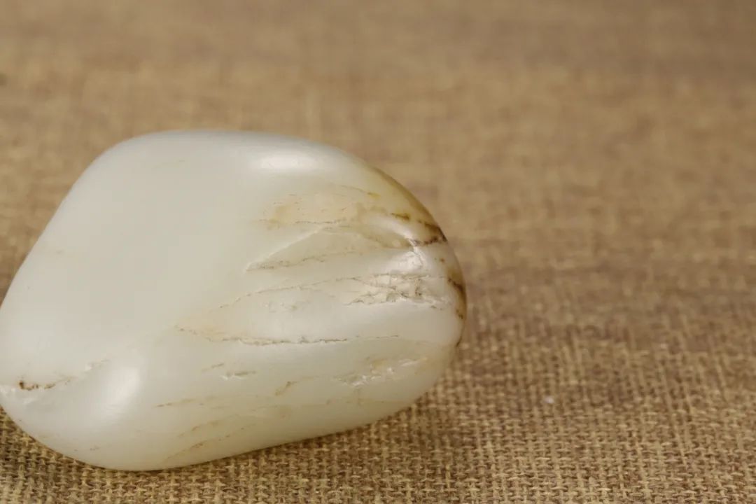 和田玉容易摔出裂纹吗,和田玉籽料有裂正常吗