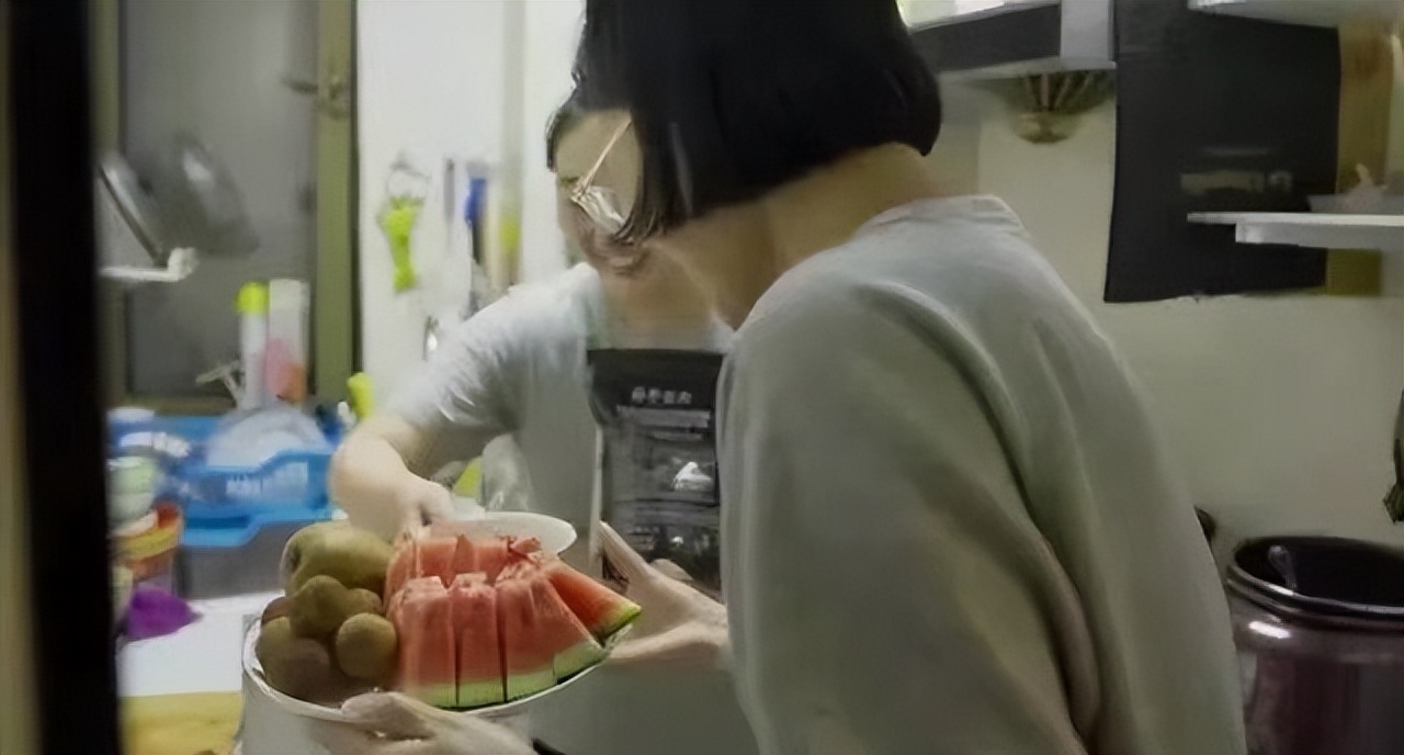 断舍离女孩火上央视抖音号,断舍离的女生抖音