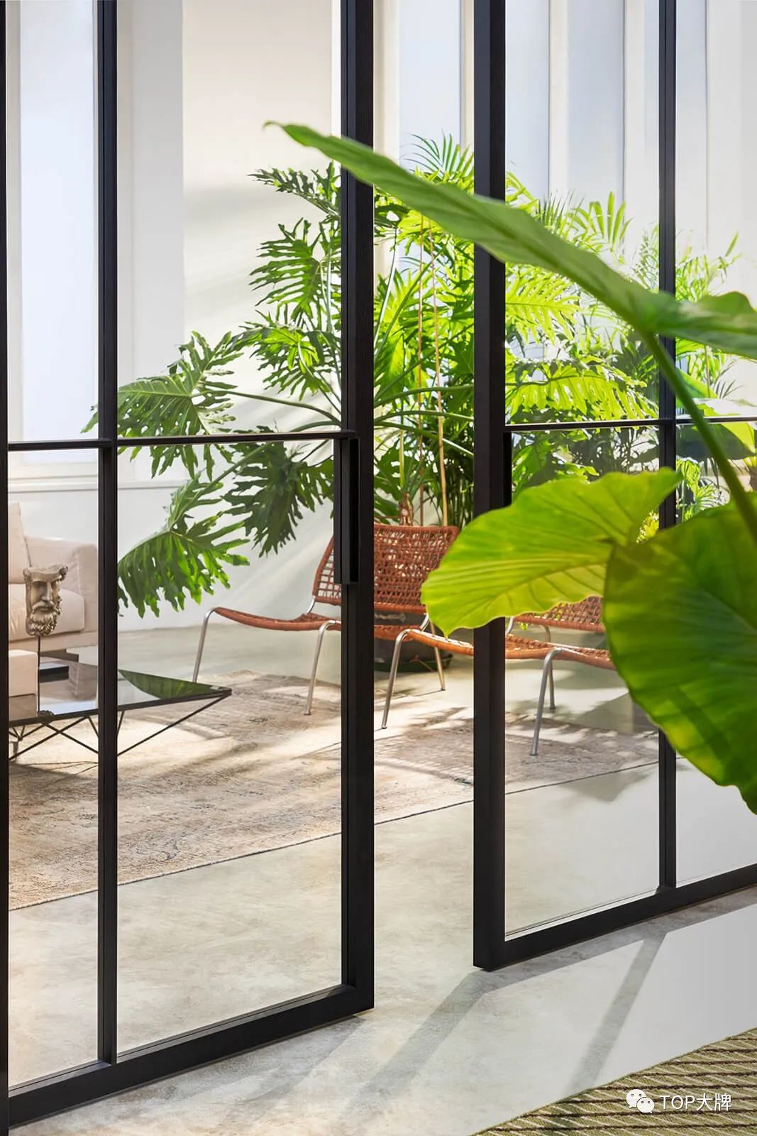 意大利轻奢顶级卧室门,意式轻奢风格隐形门