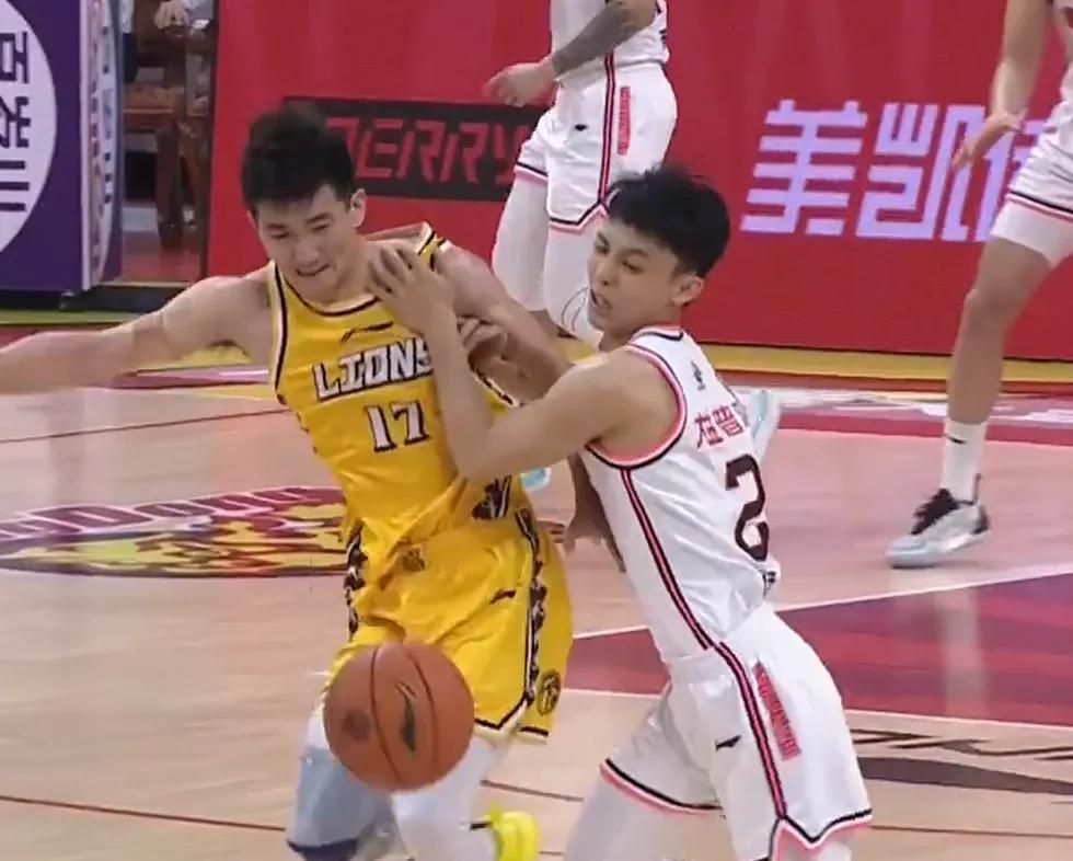 孙铭徽对徐杰做出嘲讽动作,徐杰和孙铭徽抢篮板吹谁犯规了
