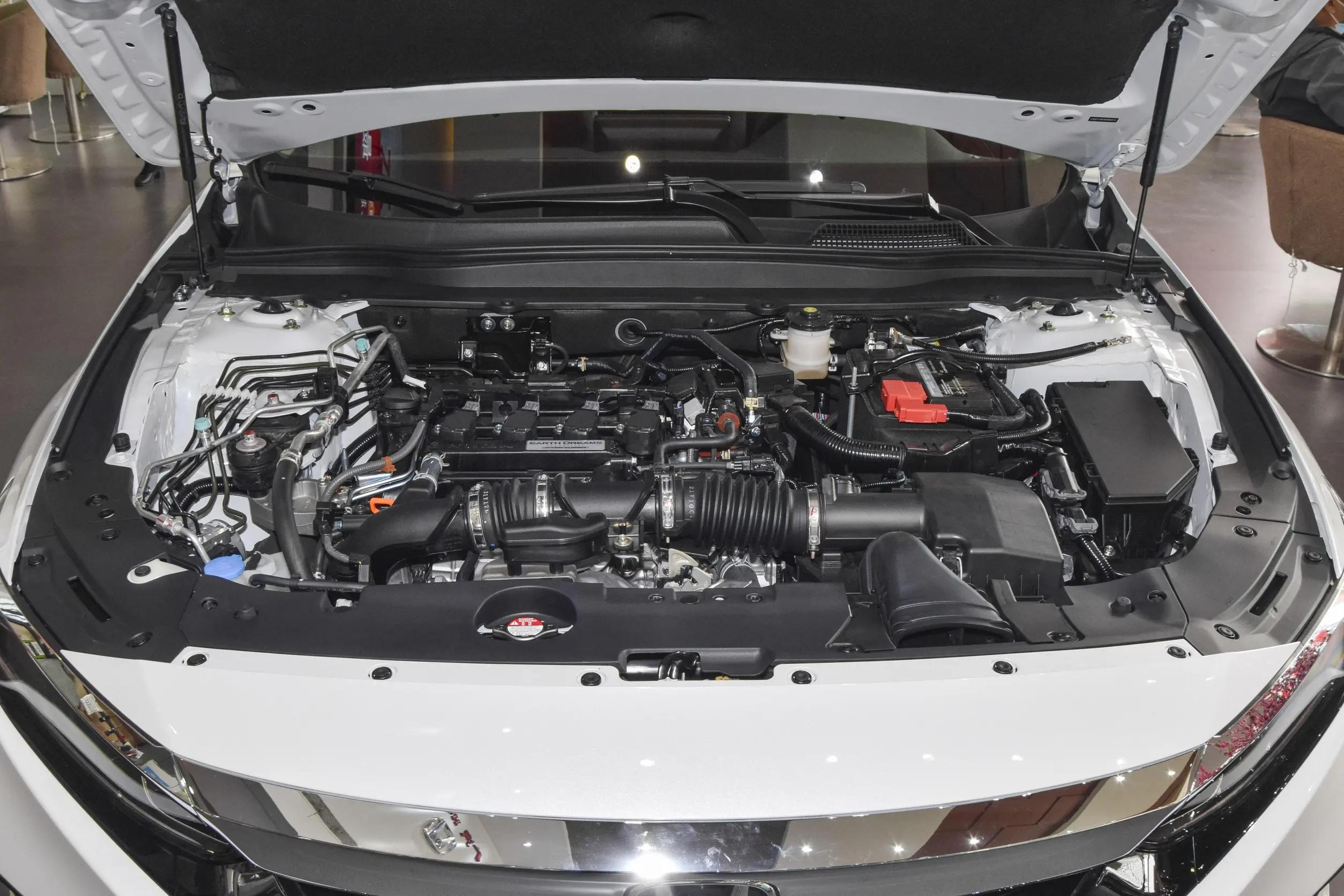 配备1.5t动力180马力,搭载1.5t发动机百公里油耗6.5l