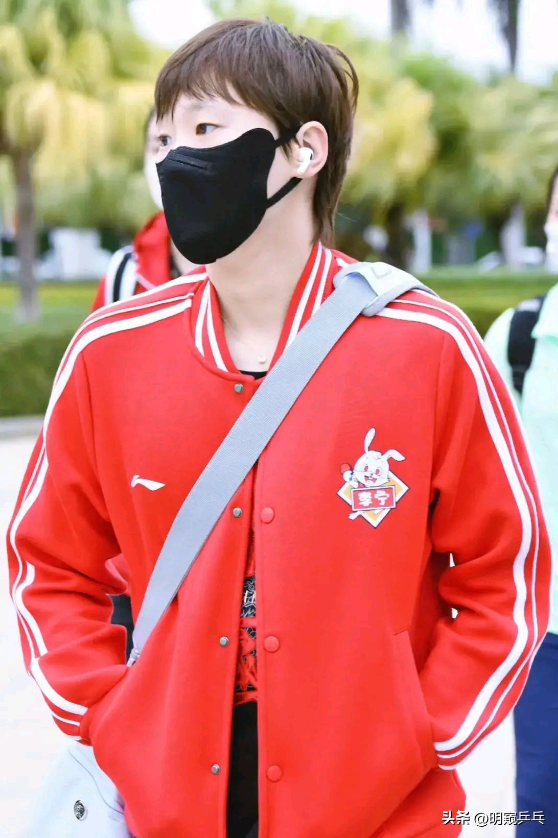 孙颖莎王曼昱李宁羽绒服合影,孙颖莎白色外套同款