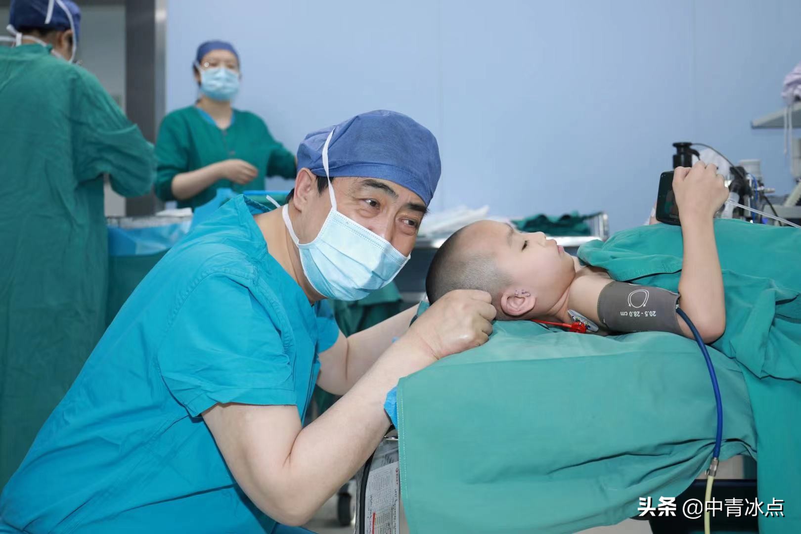 还记得西安疫情中117个脑袋挂着“水球”的小耳症患者吗？主刀医生发微博着急做手术，后来呢？