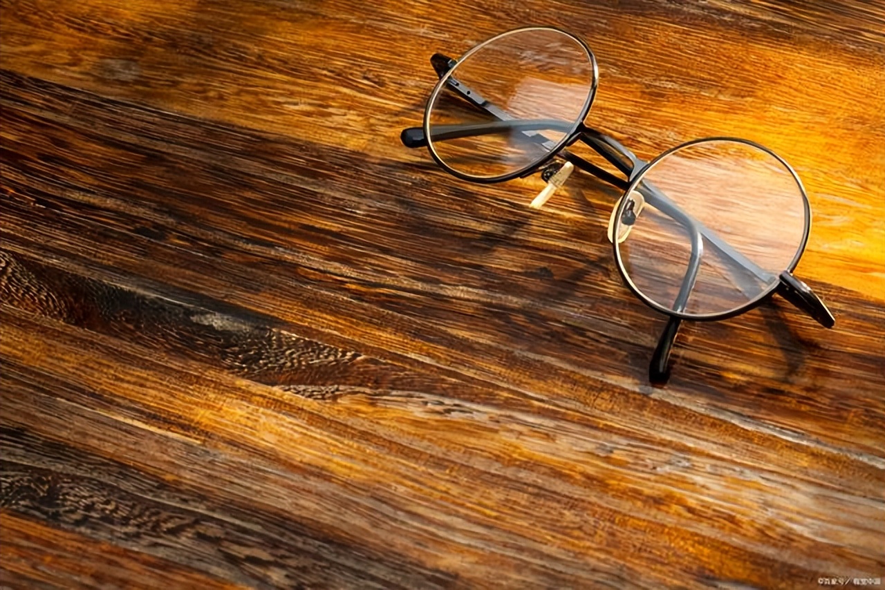 依视路镜片磨花了怎么办,依视路镜片一年就掉膜