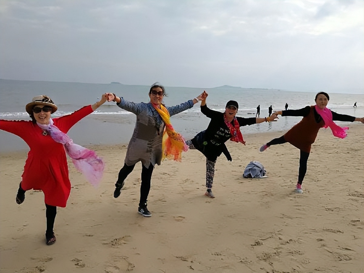 老年低价旅游团在船上的吃住,老年旅游团包吃包住