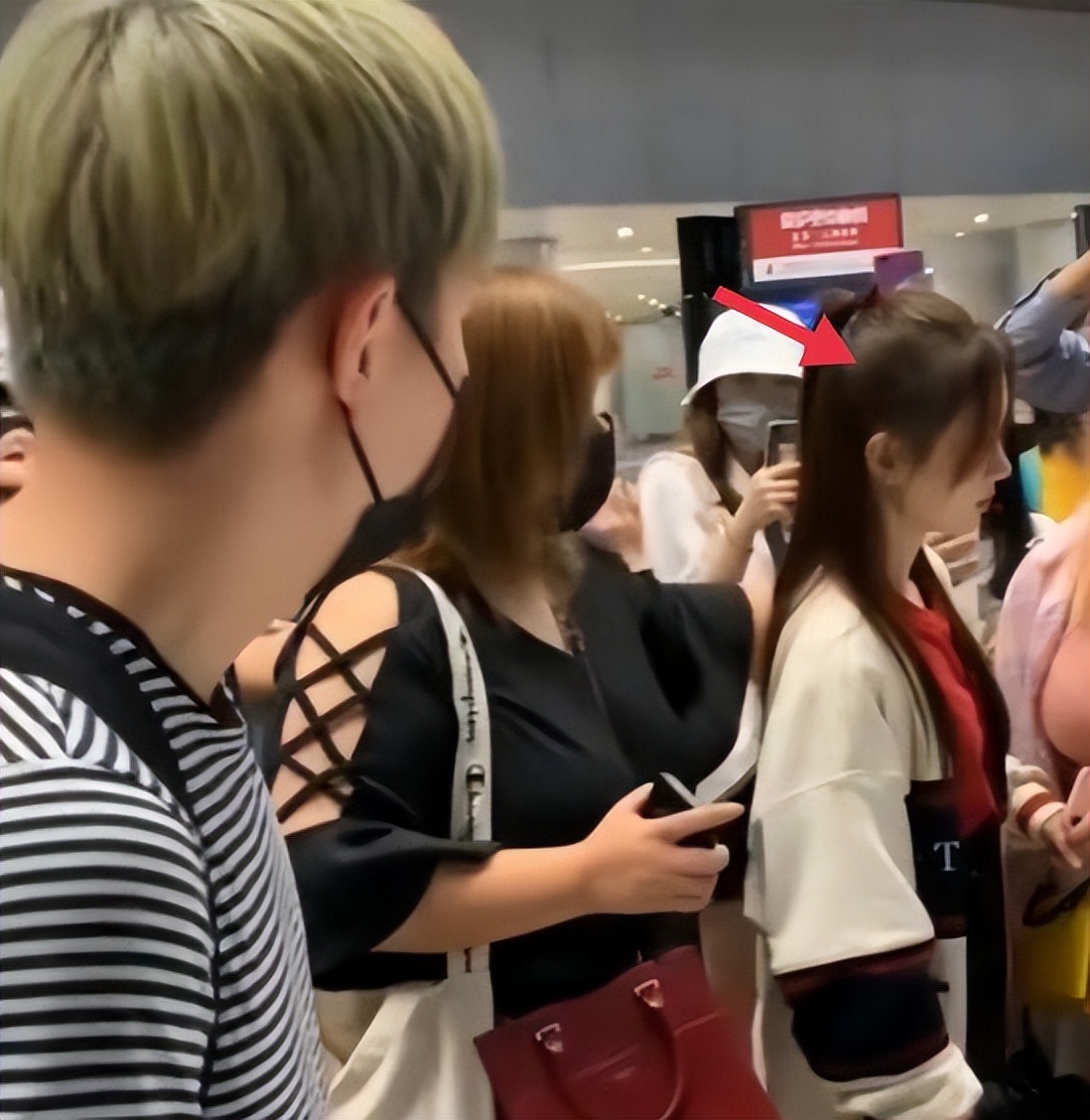 上门骚扰、扔鞋驱赶、组合拳打粉丝，连明星助理都这么嚣张了？