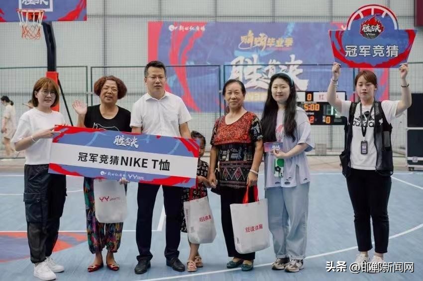 这里有大的篮球场英语,这里有比赛吗英语