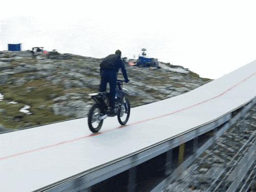 碟中谍7阿汤哥有多拼,碟中谍7阿汤哥上演惊险飞行