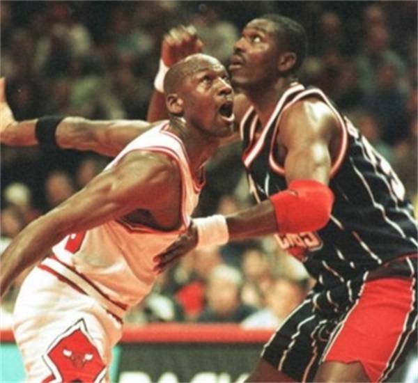 奥拉朱旺两连冠与乔丹六连冠,乔丹和奥拉朱旺谁更优秀