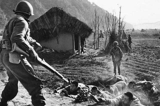 老太太木棍打鬼子,老太太面对日本鬼子英勇不屈