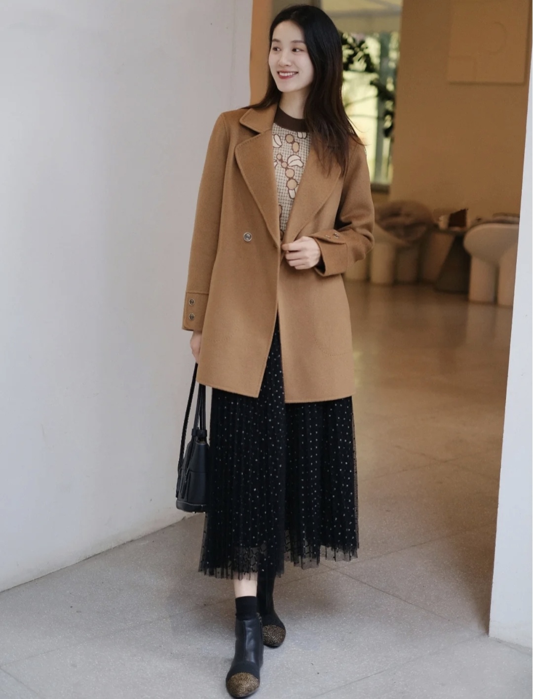 棕色的鞋子棕色大衣怎么搭配衣服,棕色大衣的穿搭技巧