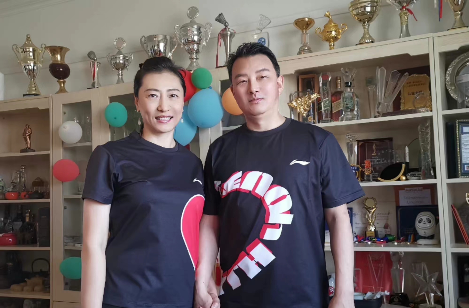 奥运冠军一家三口晒全家福,奥运冠军晒出生娃前后对比