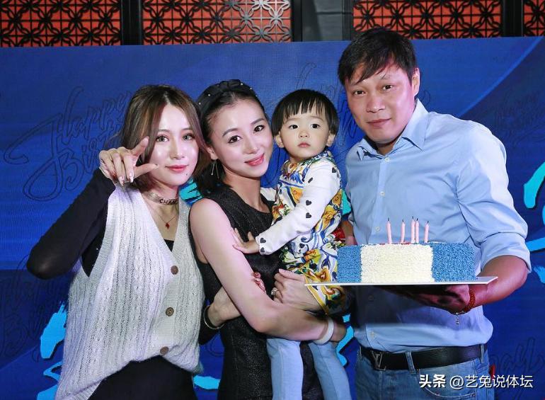 范志毅女儿妻子同框,范志毅女儿和他现任妻子