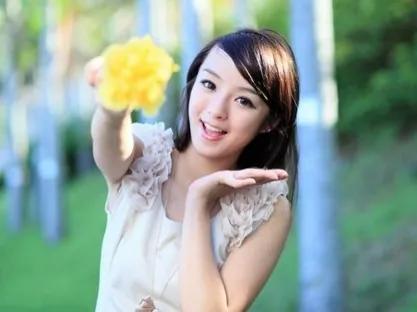 帅哥，我有事请你帮忙，扮演一下我的男朋友，我给你100块酬劳。