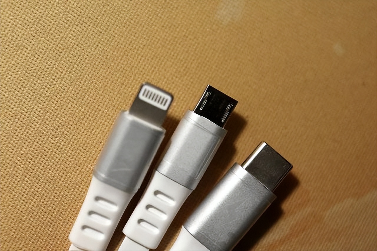 苹果手机15充电口什么样子的,普通c口可以给苹果15充电吗