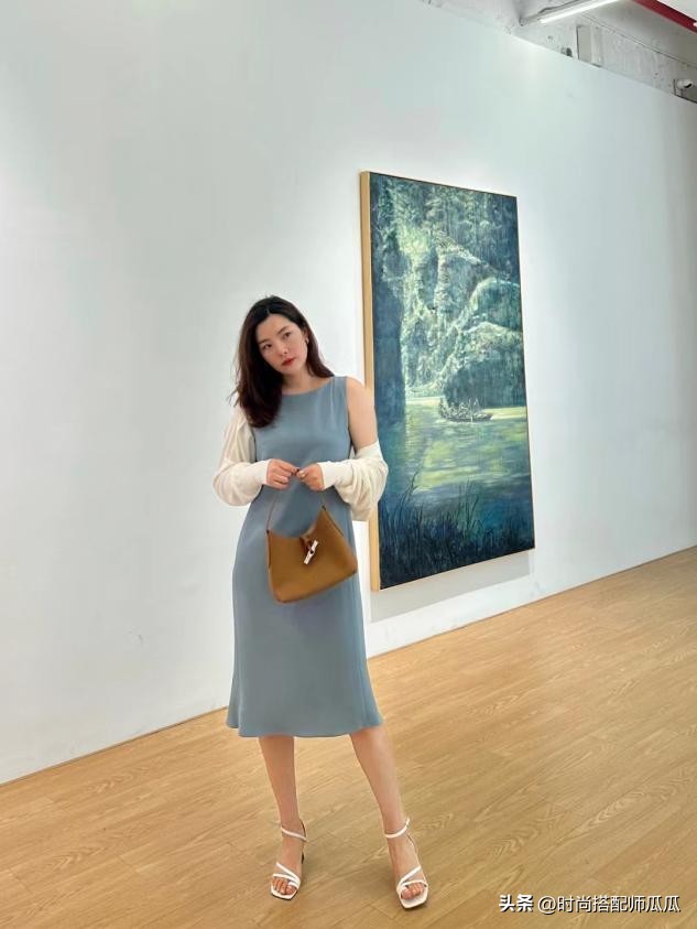 皮肤灰的女生穿什么显白,黑白灰女生穿什么颜色好看