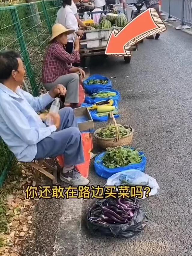 为让青菜有水分，卖菜的大妈用嘴巴给青菜喷水，太不讲究卫生了