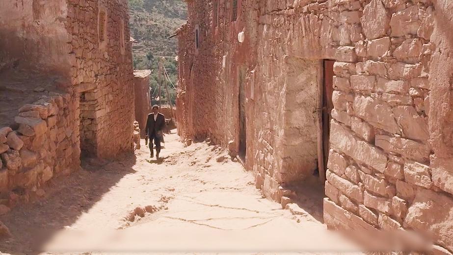 揭露印度女性悲惨的电影，孕妇上山挑水男人在家玩乐，越看越揪心