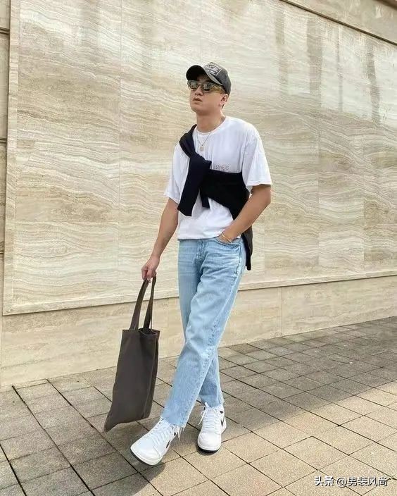 男士黑色t恤搭配什么颜色牛仔裤,男士白色t恤配什么颜色牛仔裤