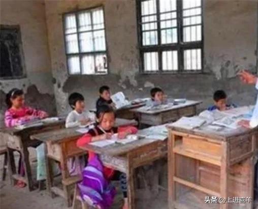 我当民办教师的日子里，兼职洗头姐，学生排着队洗，头上都是虱子