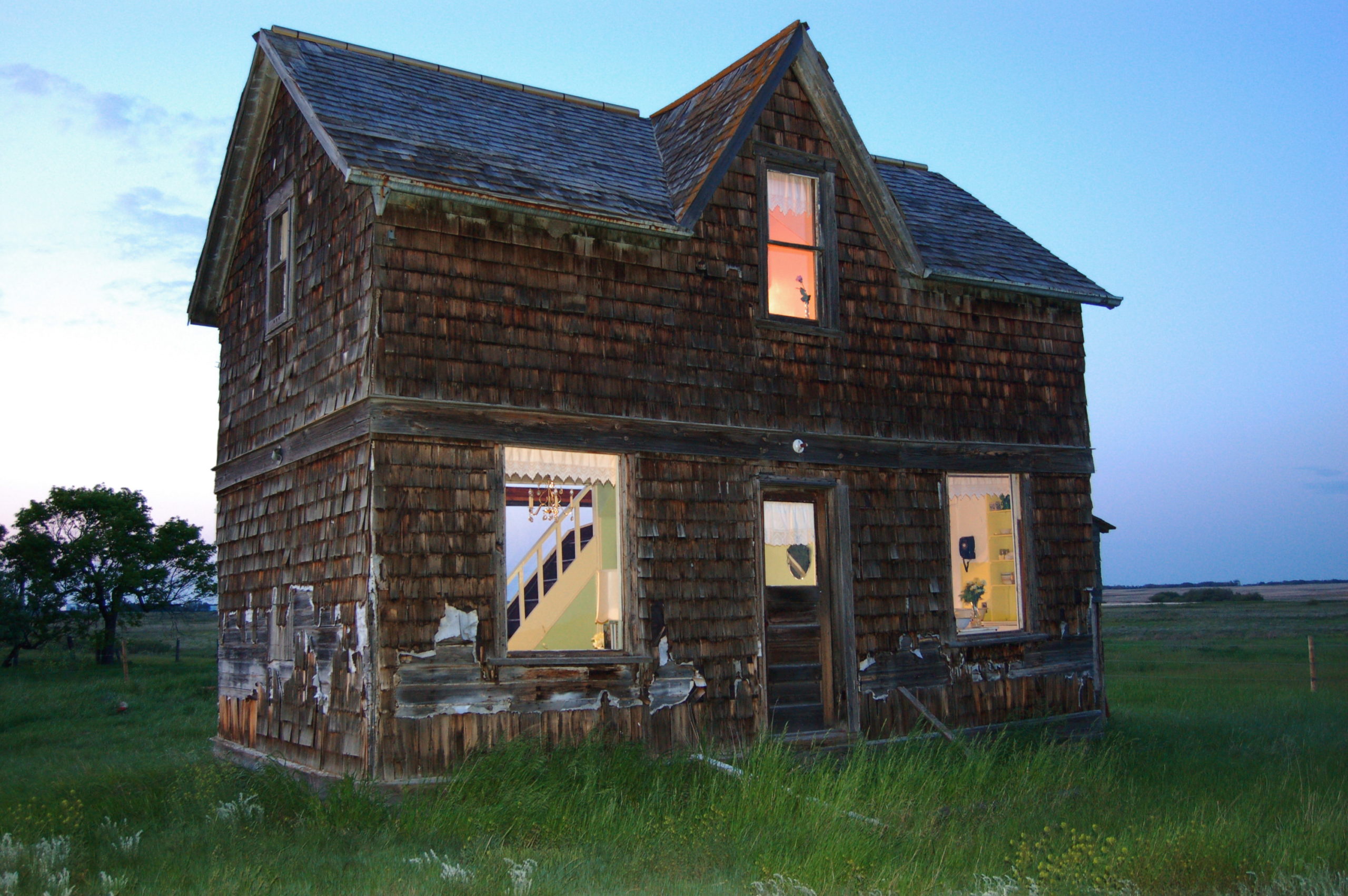 希瑟·本宁（HeatherBenning）将废弃农舍改造成真人大小的玩具屋