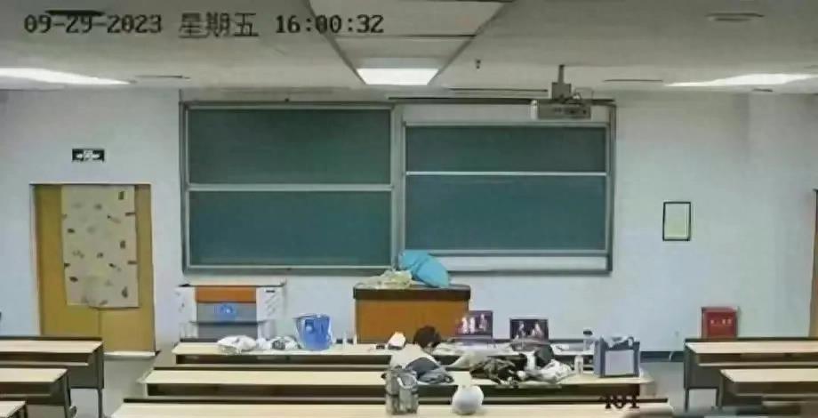 大学教室不雅视频曝光，引人气愤！
