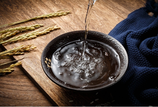 买纯粮食白酒怎么看瓶上标志,买酒时只要有什么标识才是正品酒