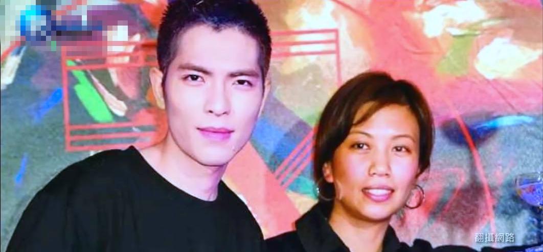 萧敬腾50岁准老婆背景超狂，双硕士星二代，被老萧2000万钻戒套牢