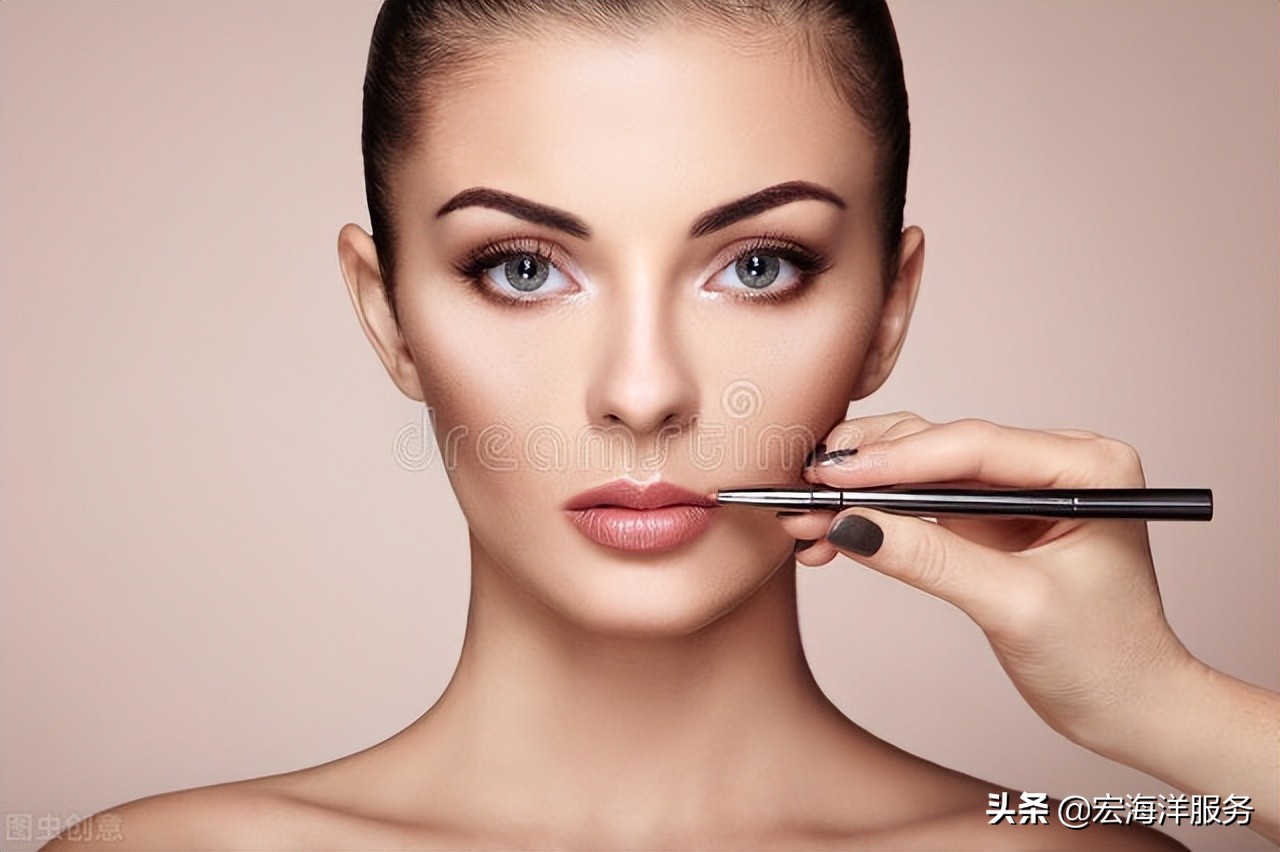 如何化妆不卡粉不脱妆,如何化妆自然而且漂亮