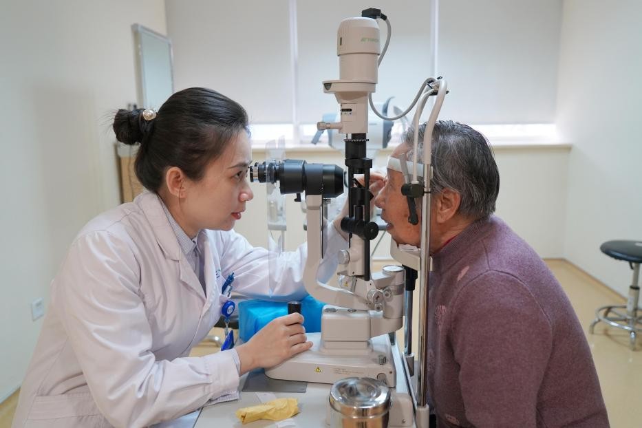 最大年龄102岁！最大转变从术前0.02到术后1.5！“光明天使”冯珂：让更多白内障患者重返清晰“视”界