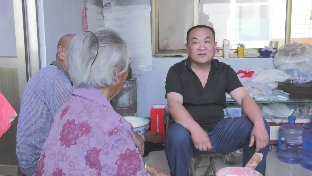 村民笑容满面,村民笑得开心