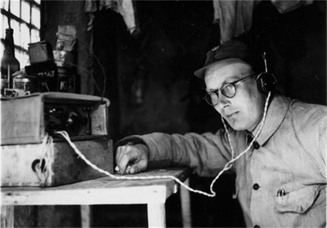 他帮中国抗战，娶中国女学生，回国时，毛主席：给三千美金作路费