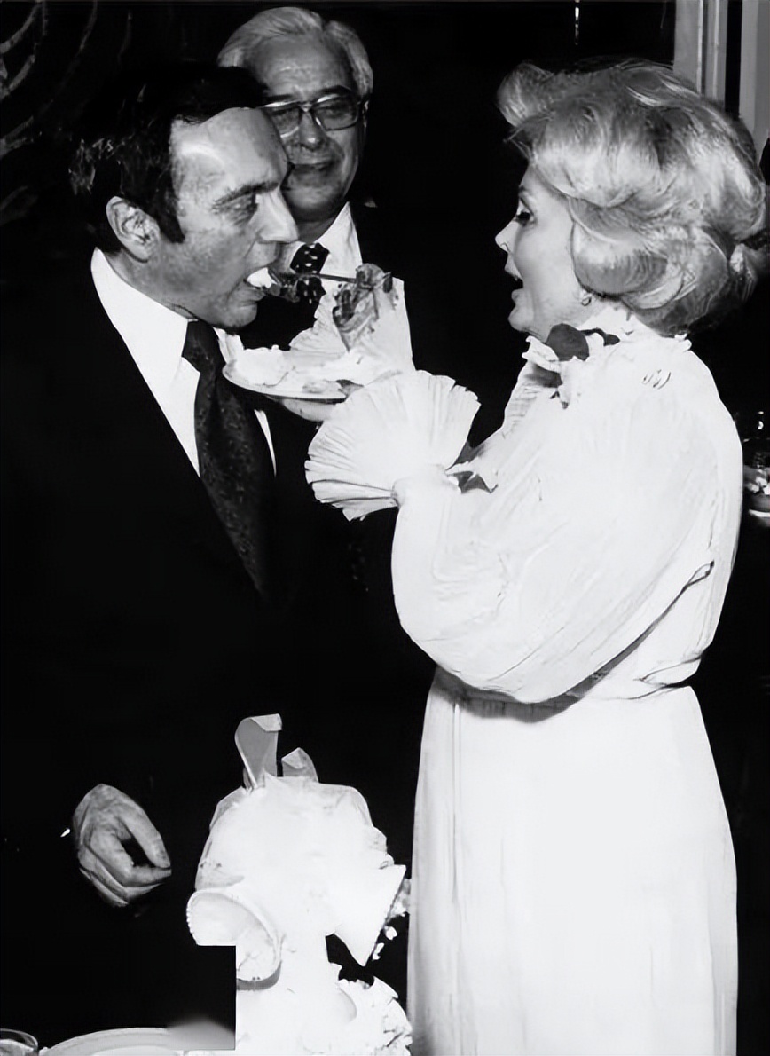 结9次婚的好莱坞交际花：嫁老头撩鲜肉，69岁和小28岁王子定终身