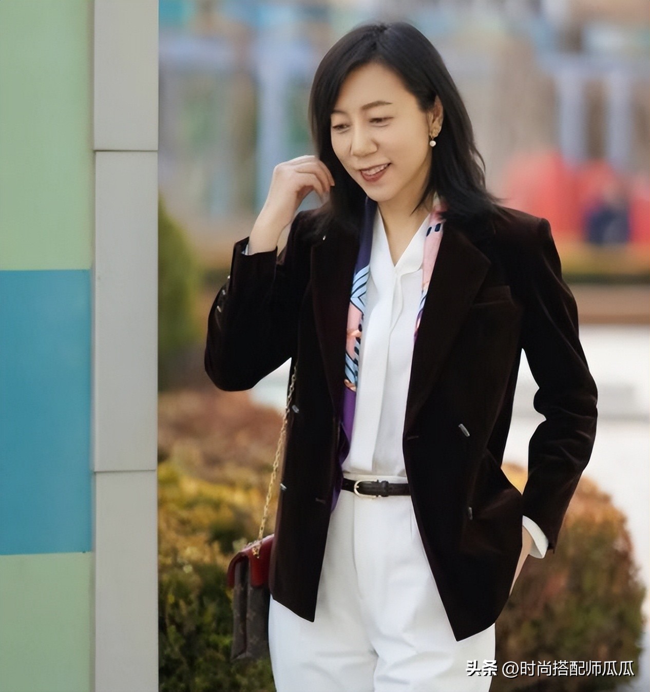 过了五十岁穿三种颜色洋气显白,中年适合穿什么色显瘦