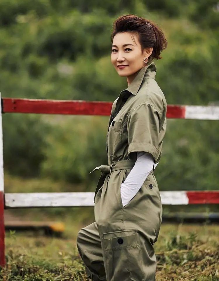 “*款贷**上班”20年，44岁仍单身，低头念稿又嘴瓢的她却收获全网好评