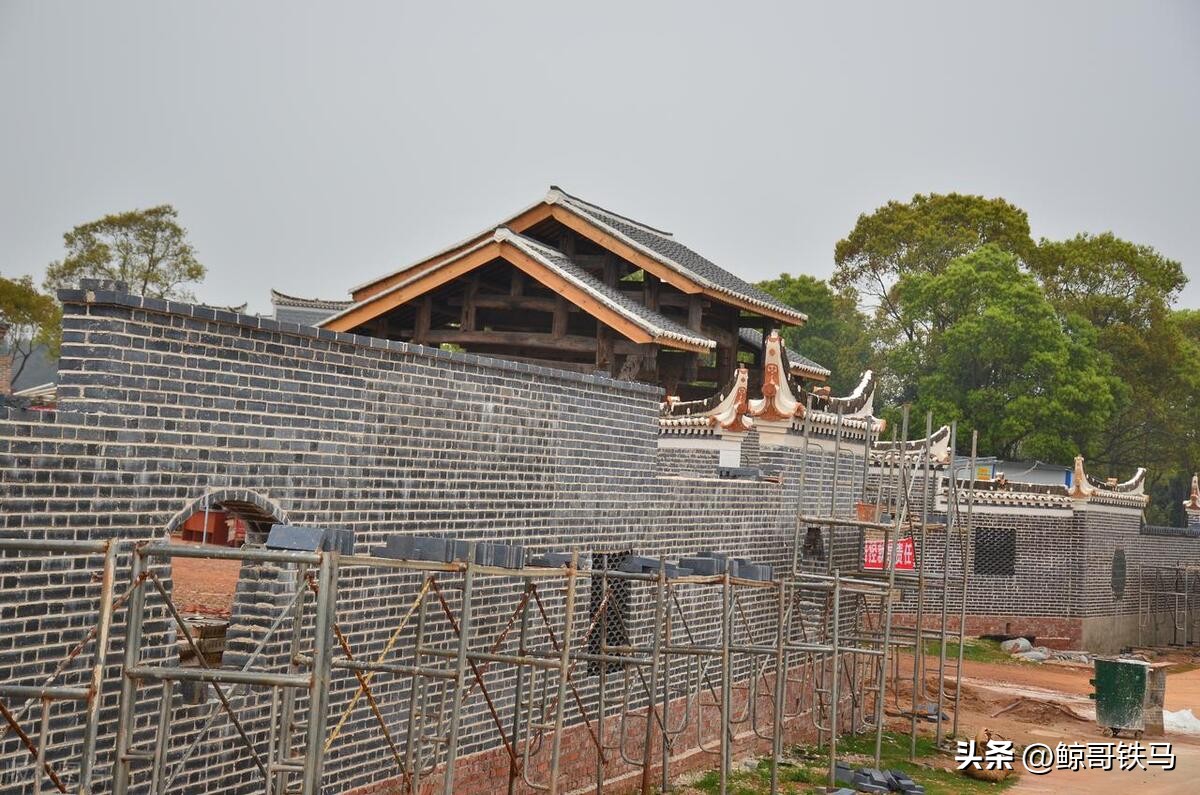 小学生父亲搬砖月入10000元，大学生儿女打螺丝月入6000元