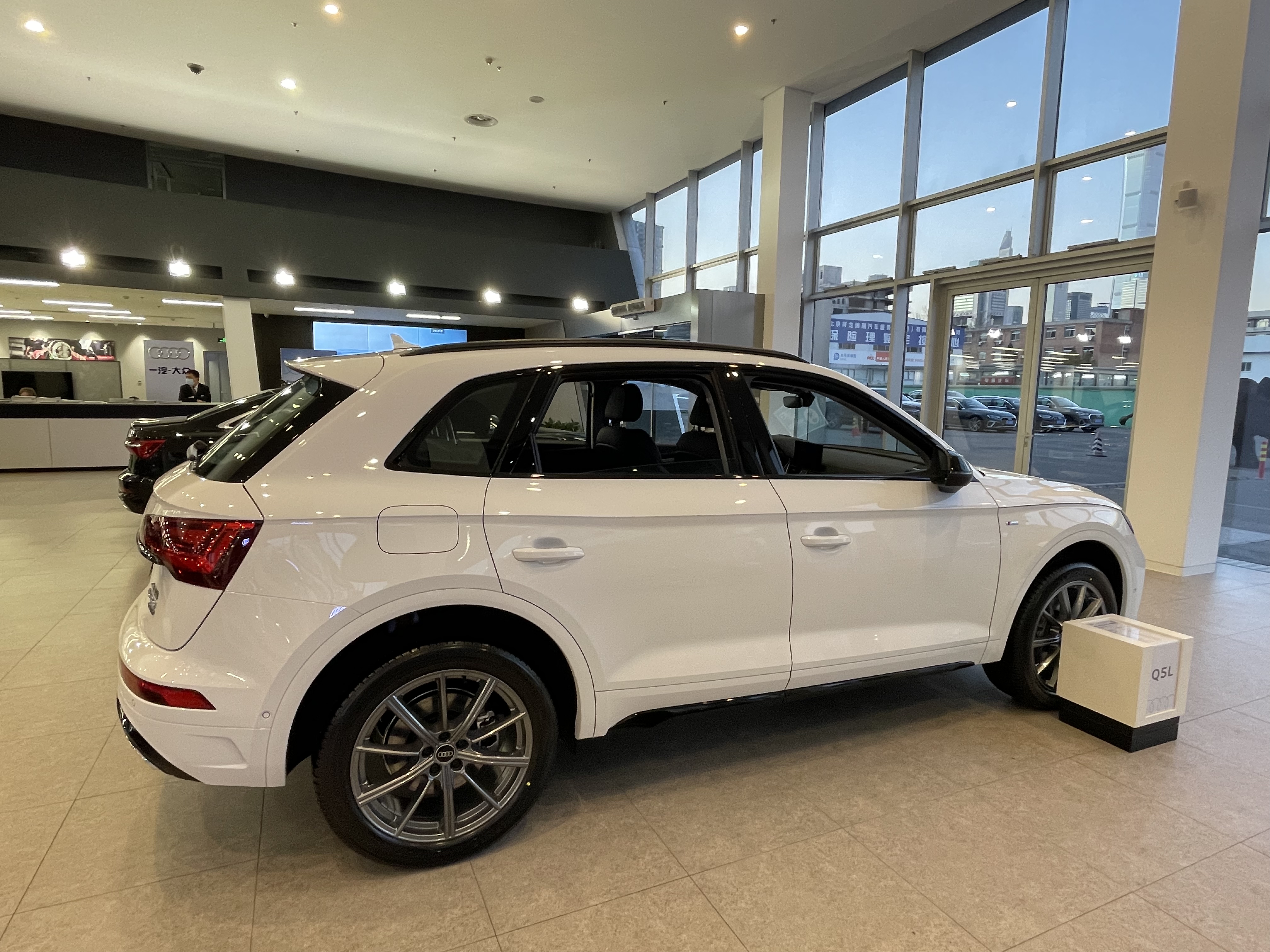 2022款奥迪q5l45t豪华致雅型试驾,2022奥迪q5l45tfsi致雅型黑色