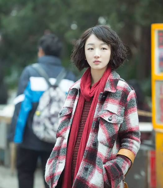 助理伺候明星捏脚,助理伺候明星跪下打伞