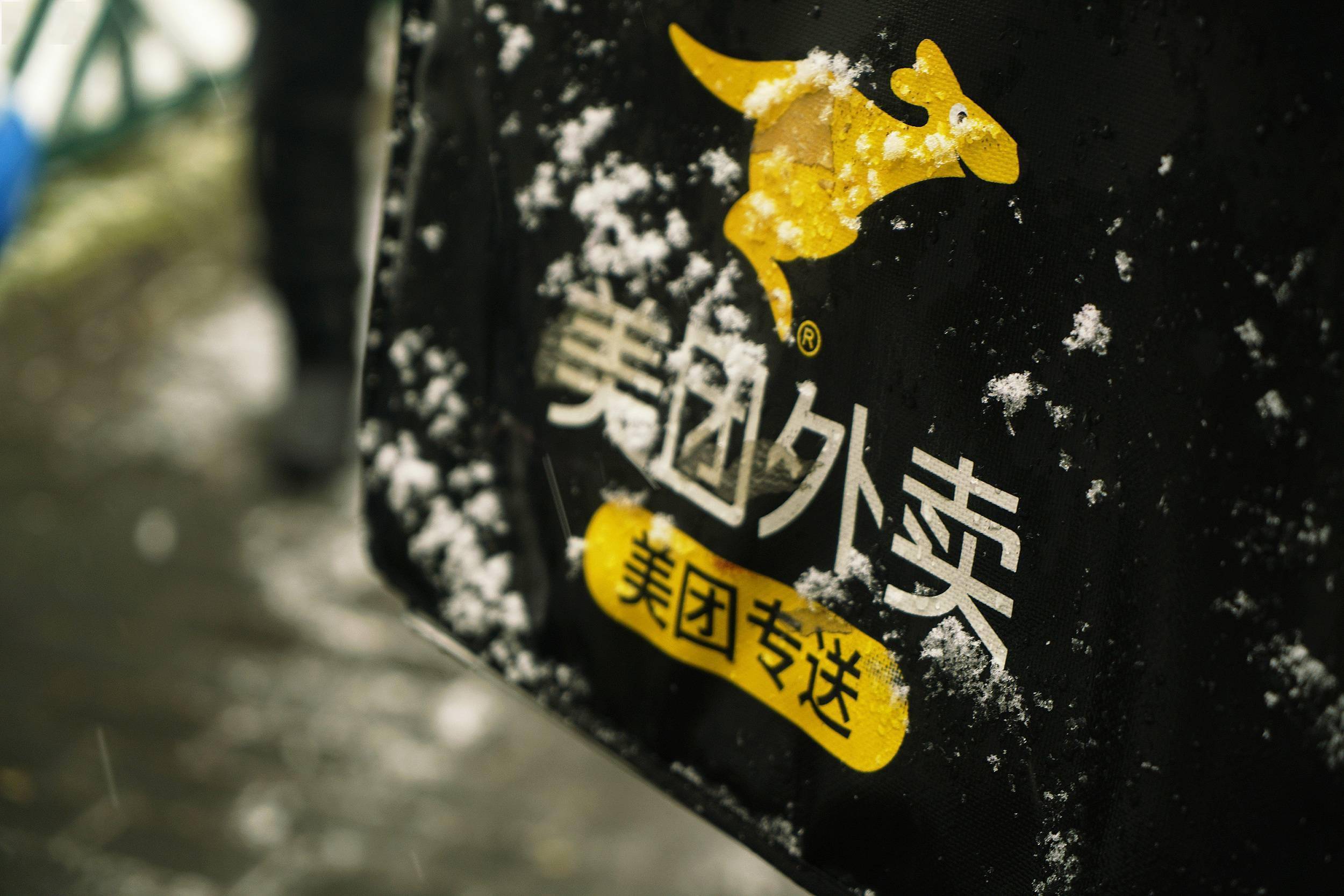 钓鱼外卖小哥,钓鱼外卖小哥水里送餐