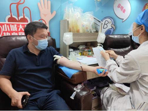 “城市走镖人”也是热血奉献者！武汉押运人挽臂献血11500毫升