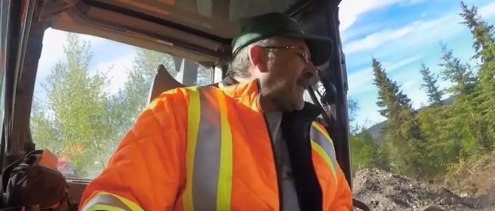 美国大爷网购中国老人机,美国大爷买中国挖土机