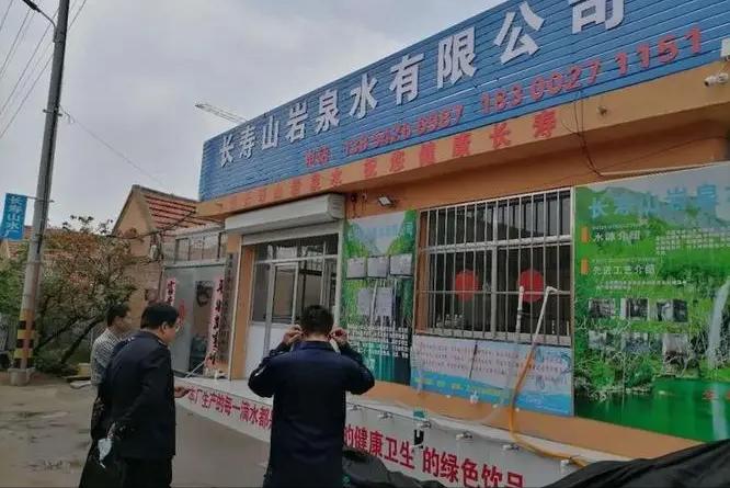 瓶子寒酸一捏就软，却年卖数十亿，“1元水”市场为何只剩冰露？