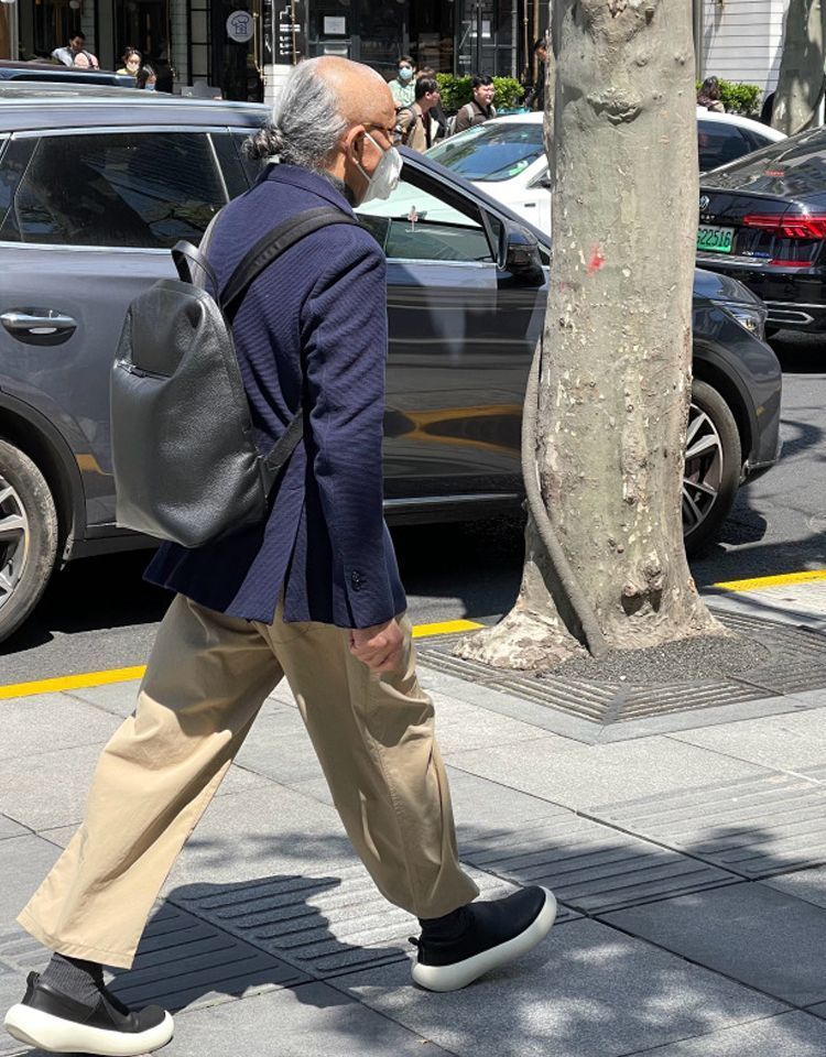 40岁后男人穿工装裤还是束脚裤,四十多岁男人适合穿阔腿牛仔裤吗