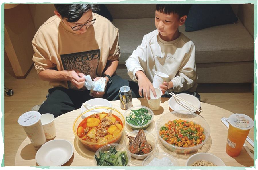 史上最苦亲子游，最惨时三人分一碗泡面！我为什么还要带年糕来？