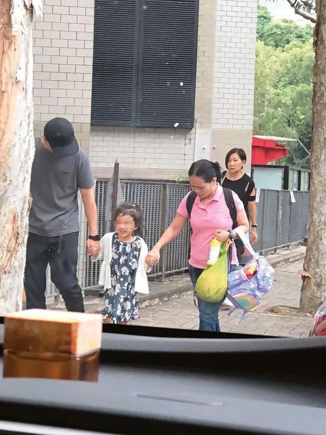 杨幂赴香港看望小糯米,刘恺威和杨幂带小糯米走机场