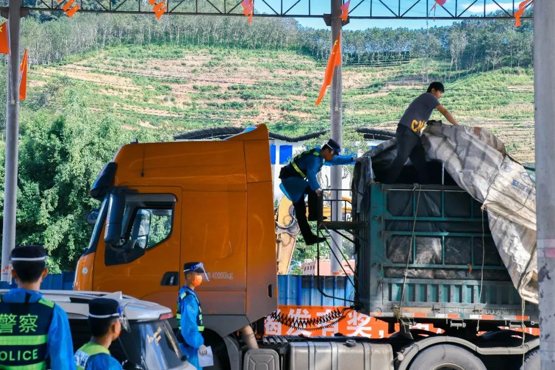 移民管理警察值守边境一线,移民管理警察雨中为群众撑伞