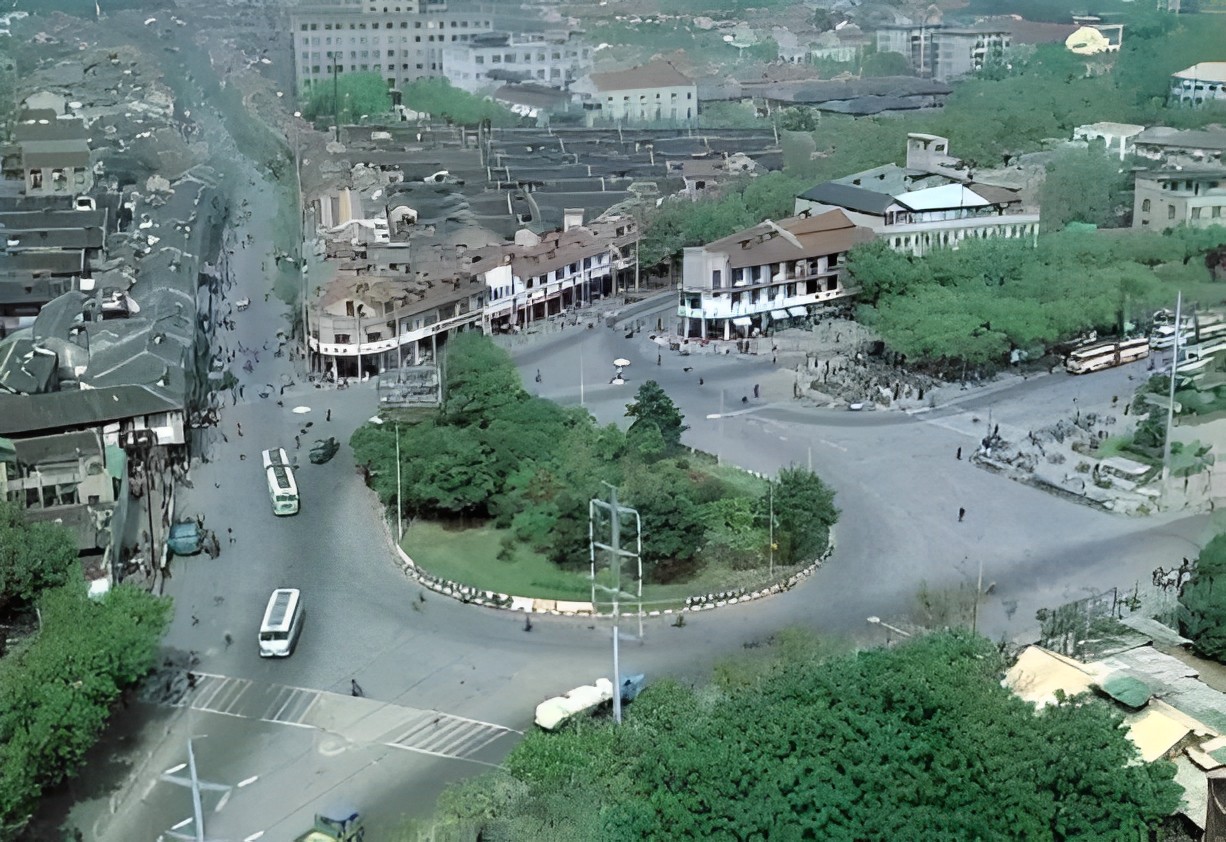 八十年代的上海老照片,踩在东海沿岸闪耀着无与伦比的繁荣骄傲
