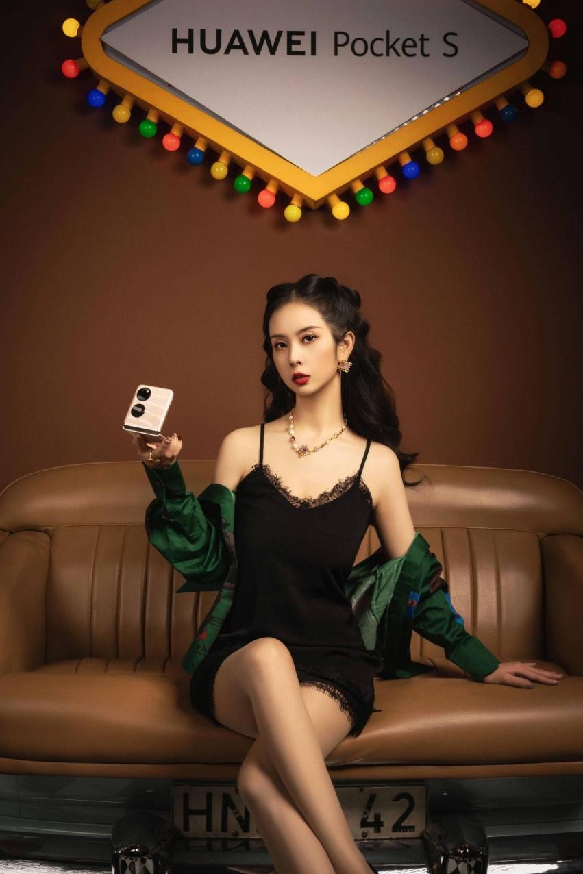 时尚魅力新风尚,成都BANG携华为PocketS打造经典场景摩登杂志社