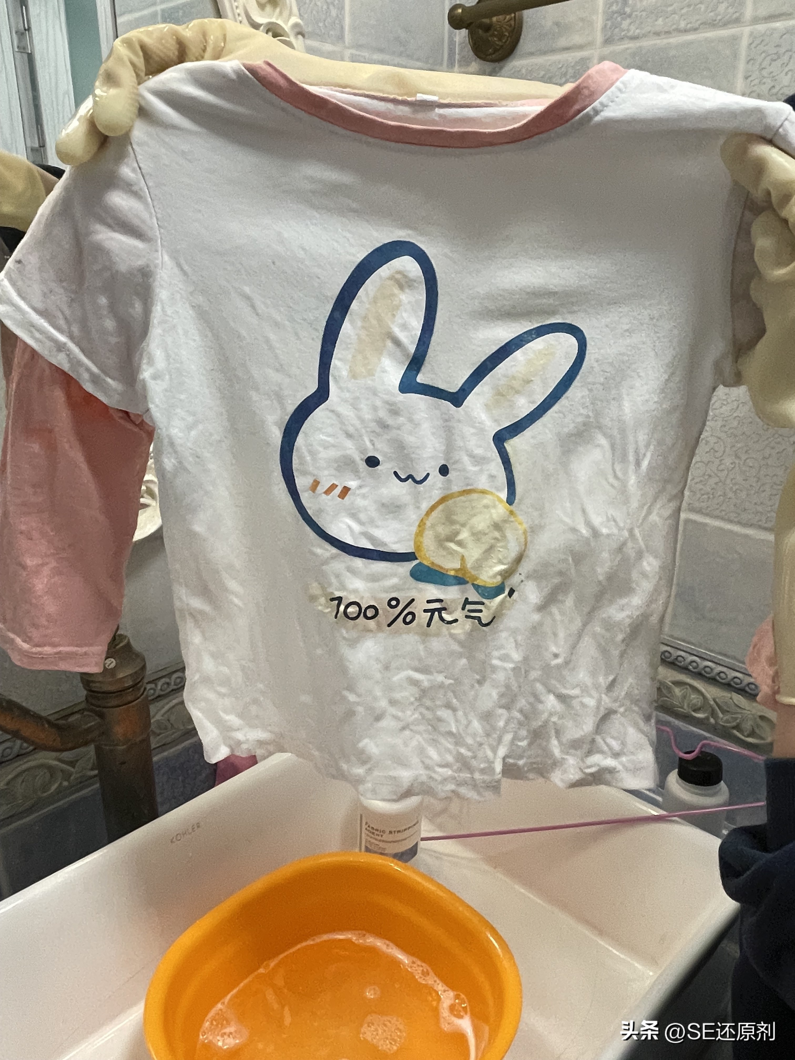 深棕色衣服被84染色怎么恢复原色,洗衣服的时候不小心染色了怎么办